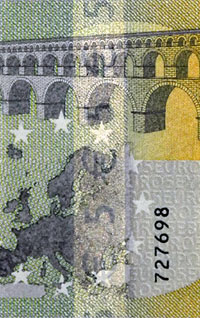 Glanzstreifen auf der Rückseite einer 5-Euro-Banknote der Europa-Serie