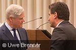 Erich Keller begrüßt Andreas Dombret vor der Veranstaltung