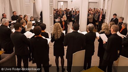 Der Kammerchor Marienstatt eröffnete den Neujahresempfang. Erste Station des Wandelkonzerts war der Gesellschaftsraum im Obersc