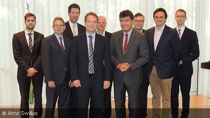Foto zeigt Volker Wieland mit Teilnehmer der Veranstaltung zum Thema Geldpolitik an der Hochschule der Bundesbank