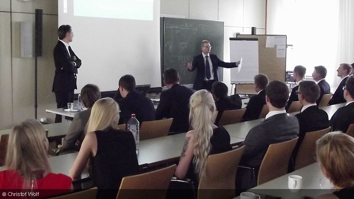 Foto zeigt Carsten Gubelt, Partner bei der Boston Consulting Group, und Prof. Dr. Oliver Kruse, stellvertretender Rektor der Bu