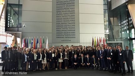Gruppenfoto der Studierenden beim Besuch der Europäischen Zentralbank (EZB)