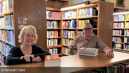Foto zeigt das Team der Bibliothek