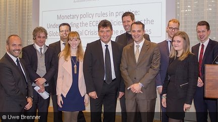 Juan Castañeda, Erich Keller und weitere Personen nach dem Vortrag