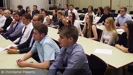 Foto zeigt Studenten der Hochschule der Bundesbank, die den Vortrag von Bankenaufsichtsexperte Ernö Szivek verfolgen