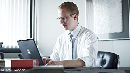Ein Mitarbeiter am Notebook