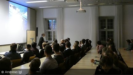 Foto zeigt Hanno Beck, Professor für Volkswirtschaftslehre an der Hochschule Pforzheim, bei seinem Vortrag in Hachenburg