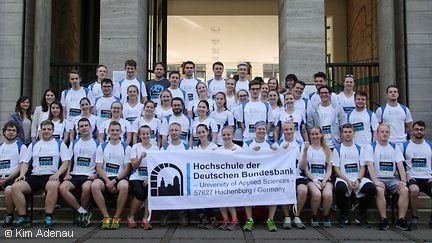 Foto zeigt die Teilnehmer der Hochschule am Frankfurter JP Morgan Corporate Challenge Lauf