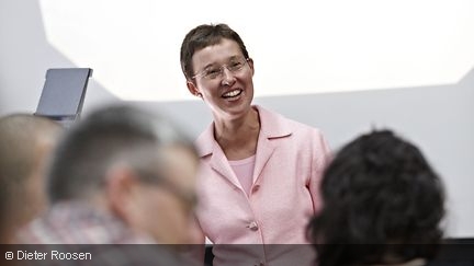 Eine Dozentin während einer Vorlesung in Hachenburg