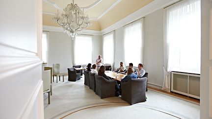 Photo shows students in a seminar at Schloss Hachenburg