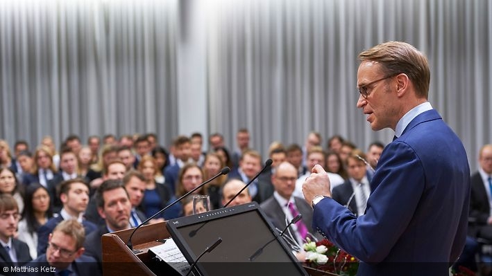Jens Weidmann in his speech to the students to students of the Hachenburg University of Applied Sciences