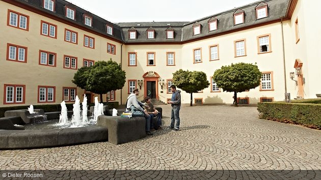 Foto zeigt Studenten im Schlosshof der Hochschule der Bundesbank in Hachenburg